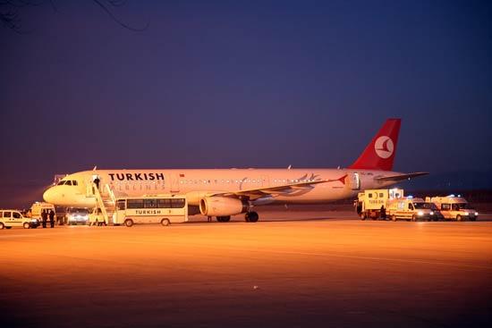İsrail'in Filistin'e yönelik saldırılarında Gazze'de yaralanan biri kadın 10 kişi, refakatçileri ile birlikte sabah saatlerinde havayolu ile Ankara'ya getirildi.