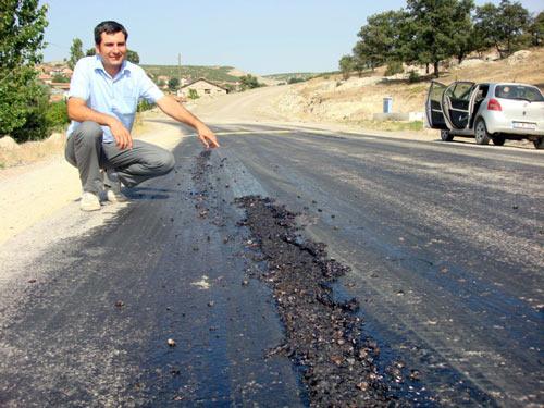HAVA SICAKLIGININ YER YER 40 DERECEYE ULASTIGI KUTAHYA'DA SICAK HAVA, ULASIMI OLUMSUZ ETKILIYOR. TAVSANLI ILCE MERKEZINI TUNCBILEK BELDESINE BAGLAYAN KARAYOLUNDA ERIYEN ASFALT YUZUNDEN SURUCULER ZOR ANLAR YASADI. (ANADOLU AJANSI - SELMA KOCABAS)