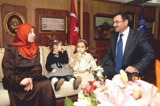 "Avrupa Kültür Başkenti İstanbul 2010a hazırlanıyor. Dünyada İstanbul, İstanbulda da Üsküdar konuşulacak." diyen Üsküdar Belediye Başkanı Mustafa Kara, şu anda şantiyeye dönen ilçesini gelecekte neler beklediğini ve projelerini anlattı...
