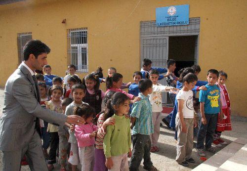 2008-2009 Eğitim - Öğretim yılı sona erdi. İlköğretim ve ortaöğretim okullarında eğitim gören yaklaşık 15 milyon öğrenci karne alarak tatile girdi. Kiminde hüzün kiminde sevinç vardı: