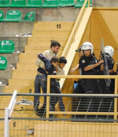 Bursasporun Diyarbakırsporu konuk ettiği maçta yaşananlar gündeme bomba gibi düştü. 2 takımın taraftarları arasında çıkan olaylarda koltuk ve taş yağmuru yaşanırken 2si çocuk, 10 kişi yaralandı.