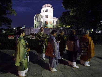 Japonya'nın batısındaki Hiroşima kentinde kurbanların anısına düzenlenen törene, aralarında ABD'nin attığı bombadan kurtulmayı başaranların da bulunduğu, Başbakan Taro Aso ve 60 kadar ülkeden temsilcilerden oluşan yaklaşık 50 bin kişi katıldı.