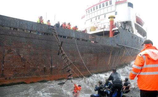 Gemi kaptanı Ekrem Akalın ile 4'ü Türk, 4'ü Gürcü, biri de Azeri 10 mürettebat gemiden tahliye edildi. Tahliye edilen mürettebat sağlık kontrolünden geçirilirken, mürettebatın sağlık durumunun iyi olduğu bildirildi.