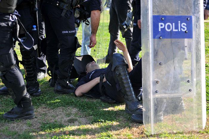 Olaylar sırasında bir polis de yaralandı. Arkadaşları, yaralı polise ilk müdahaleyi yaptı.