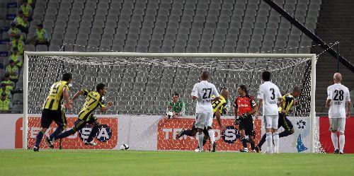 Futbol Federasyonu tarafından bu yıl 4. kez düzenlenen TFF Süper Kupa'yı, Beşiktaş'ı 2-0 yenen Fenerbahçe kazandı. Goller Alex'den geldi...