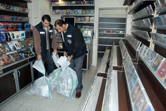 İstanbul Emniyet Müdürlüğü, korsan CD ile mücadele kapsamında Beylikdüzü'nde 12 ayrı noktaya eşzamanlı operasyon düzenledi. 100 bine yakın CD'nin ele geçirildiği operasyonda, korsan CD satanların çalışma yöntemleri de ortaya çıktı.