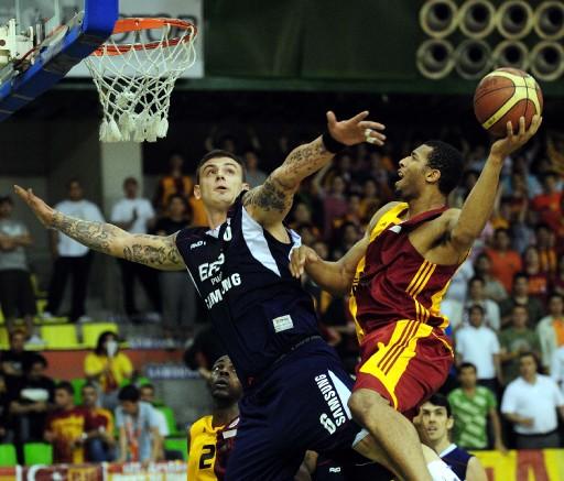 Basketbol Ligi play-off yarı final serisi 2. maçında Efes Pilsen, Galatasaray Cafe Crown'u 90-78 yenerek, adını finale yazdıran ilk takım olmayı başardı.