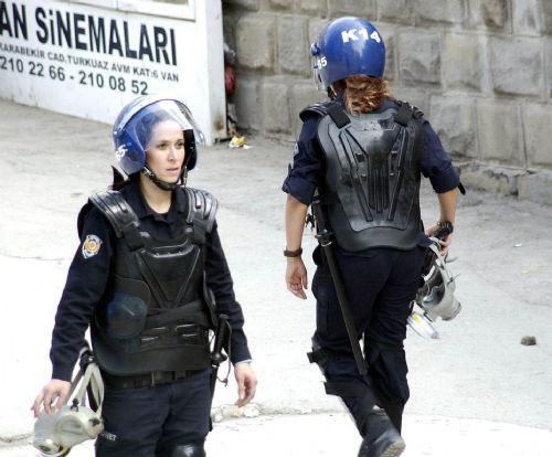 Terörist başı Abdullah Öcalan'ın yakalanışının yıldönümü nedeniyle Doğu ve Güneydoğu illerinde PKK yandaşları kenpnek açmadı, açtırmadı. Yapılan eylmelere polis müdahale ederken çocuklar yine ön plandaydı