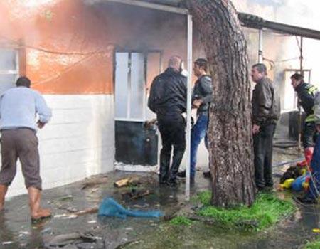 Manisanın Turgutlu ilçesinde çıkan yangında, annelerinin üzerlerine kapıyı kilitleyerek gittiği evde 2 ve 4 yaşlarındaki iki kardeş feci şekilde can verdi.