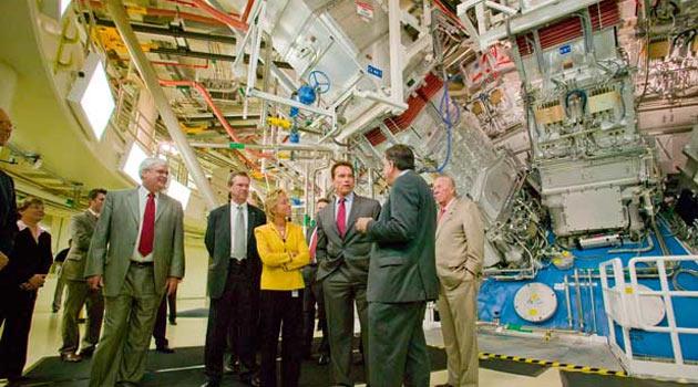 <strong>Ulusal Ateşleme tesisi: </strong>Kaliforniya'da Livermore'da konumlanan tesis 3 futbol sahası uzunluğunda ve 2 milyon jule ultraviyole enerji üretiyor. Buradaki çalışmalar sırasındaki patlamalar, lazerin 100 milyon dereceden daha fazla sıcaklığa ulaşmasını yol açabilir ve dünya atmosferine uygulanan baskıdan 100 milyar kez daha fazla olabilir. Bu baskı dev gezegenlerin ve yıldızların merkezindeki koşullara benziyor. Burada görevli bilim adamları, bu süreci tasfiye etmeye çalışıyorlar, ilk kez füzyon reaksiyonlarından net bir enerji elde etmek için çabalıyorlar.