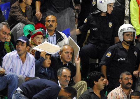 Bursasporun Diyarbakırsporu konuk ettiği maçta yaşananlar gündeme bomba gibi düştü. 2 takımın taraftarları arasında çıkan olaylarda koltuk ve taş yağmuru yaşanırken 2si çocuk, 10 kişi yaralandı.