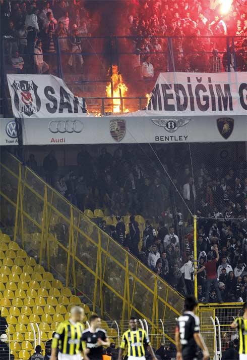 Spor Toto Süper Lig'de Fenerbahçe ile Beşiktaş arasında yapılan mücadelenin devre arasında, tribünlerde iki takım taraftarları arasında atılan meşaleler nedeniyle gerginlik yaşanırken, yaralanan taraftarlar hastaneye götürüldü.