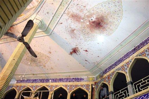 İran'ın Sistan-Belucistan eyaletinin Zahidan kentindeki Emir-el Muminin Camisi'nde bomba patlaraka 25 kişinin ölümüne 119 kişinin yaralanmasına yol açan 3 kişi cami yakınında asıldı