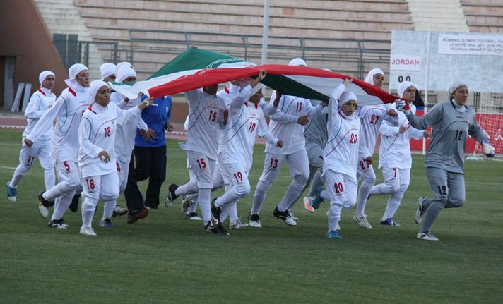 Futbolcularının ilk eleme maçında da sahaya türbanla çıktığını söyleyen İran Futbol Federasyonu Başkanı Ali Kafasyan, itirazlarının dikkate alınmamasından dolayı kızgın.