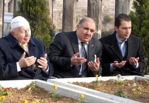Erbakan bu kabristanda dua ederken bir &ccedil;ok gere g&ouml;r&uuml;nt&uuml;lenmişti.