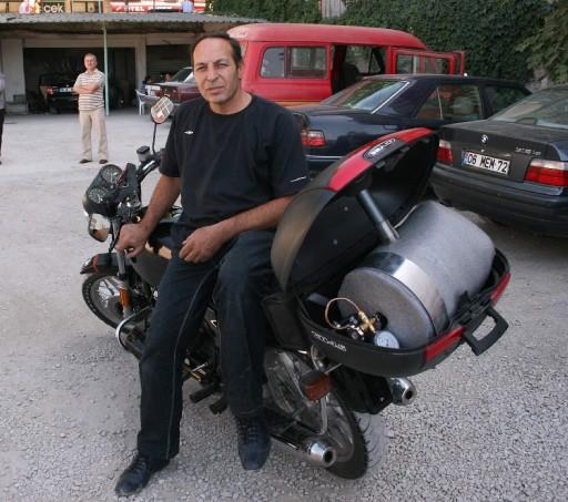 Ankara'da motosiklet döşemesi işiyle uğraşan bir kişi, yakıttan tasarruf etme amacıyla motosikletine LPG tüpü taktı.