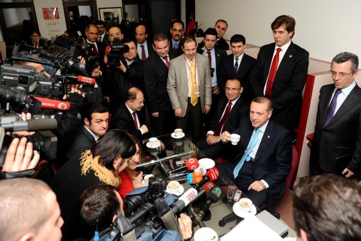 Piyasa faizlerinin y&uuml;kselmesi:<br>
"Faiz lobisinin atakları var, biz de gerekli sert &ccedil;ıkışları yapıyoruz. Piyasa faizi ne kadar y&uuml;ksek olursa enflasyon da y&uuml;kseliyor. Maalesef enflasyon 10.45lere &ccedil;ıktı." 

BDDKnın kredi kartı limitleriyle ilgi &ccedil;alışması:
"Kredi kartının olumlu y&ouml;nleri de var. &Ouml;rneğin kayıt dışını engelliyor. Ama imkanı olmadan yapılan harcamalar da oluyor. Cebindeki para kadar harca kardeşim..."