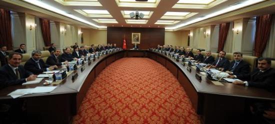 Bakanlar Kurulu, Başbakan Recep Tayyip Erdoğan başkanlığında toplandı. Toplantıya, yeni göreve başlayan bakanlar da katıldı. 27 koltuklu ilk Bakanlar Kurulu'ndan ilk kareler: