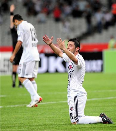 2009-2010 Sezonu perdesini açtı. Şampiyon Beşiktaş, açılış maçında İstanbul Belediyespor'la öne geçtiği maçta 1-1 berabere kaldı...