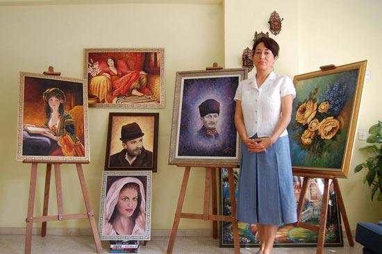Kahramanmaraş Halk Eğitim Merkezi'nde usta öğreticilik yapan Belkıs Ciğer, 40 yaşından sonra başladığı resim sanatında büyük bir başarı yakaladı.