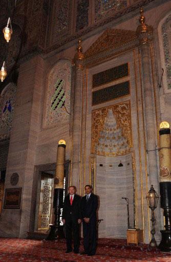 ABD Başkanı Barack Obama, Başbakan Recep Tayyip Erdoğan ile birlikte Ayasofya Müzesi'ni ve Sultan Ahmet Camii'ni gezdi.