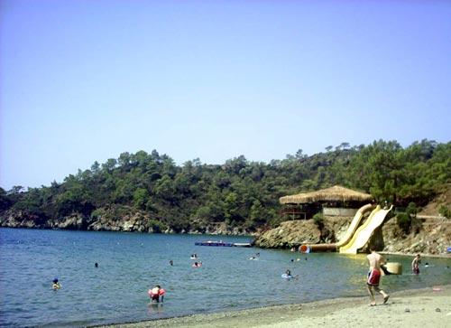 <b>9. Günlüklü:</b> Fethiye yakınında, hafta sonları koyun sürülerinin plaja indiği, etrafı çam ormanları ve sakız ağaçlarıyla kaplı Günlüklü, büyük bir kaçamak isteyenler için iyi bir seçenek.