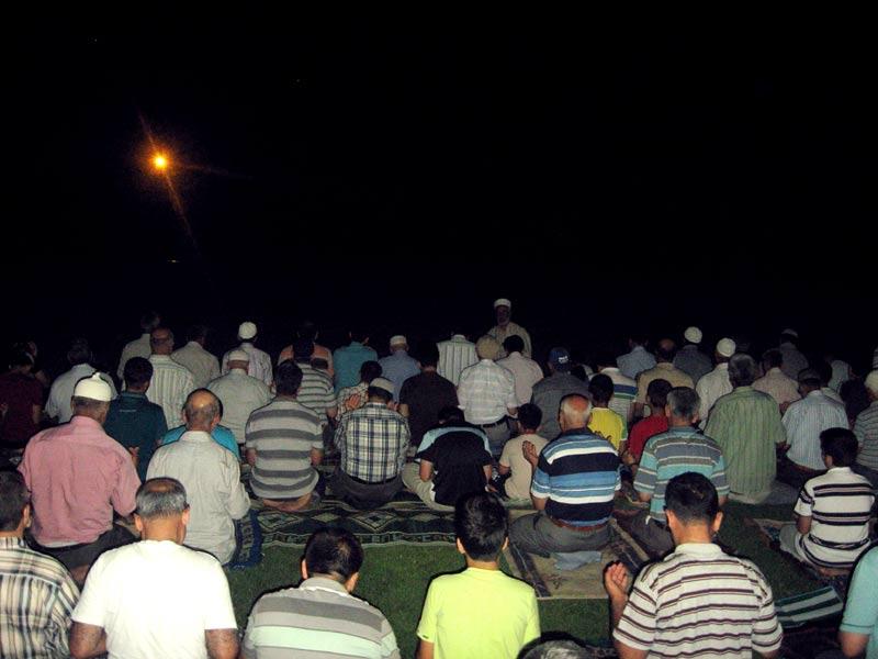 Onarımda olan Çakmak Camiinin İmamı Ramazan Atsak camilerinin inşaat halinde olması ve havaların sıcak olması sebebiyle cemaatten gelen tekliflerin olumlu karşılandığını ve teravihlerin statta kılındığını söyledi.