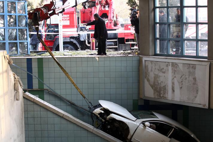 Olay sonucu kaza bölgesine itfaiye, polis ve acil servis ekipleri sevk edildi.