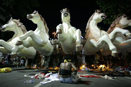 Karnavallar ülkesi Brezilya'nın en meşhur ve dünya çapında ünlü karnavalı Rio'da birbirinden renkli görüntüler ve büyük coşku yaşanıyor.