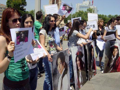 Münevver Karabulut'un sevenleri Babalar Günü'nde Taksim'de eylem yaparak katilin bulunmasını istedi