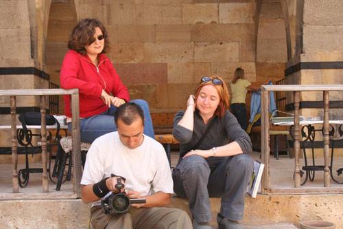 ABD'de yaşayan Yazar Alev Kurtiye'nin eseri olan Gözyaşı Sarayı, Binnur Karaevli'nin isim haklarını almasıyla, uzun metrajlı filme dönüştürülmesi için çalışmalar hızlandı.