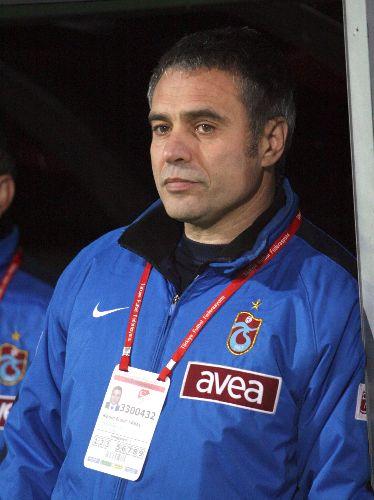 4 golle biten ve nefes kesen Trabzonspor-Galatasaray maçında sahada oyuncular mücadele verirken tribünlerde de renkli görüntüler vardı.