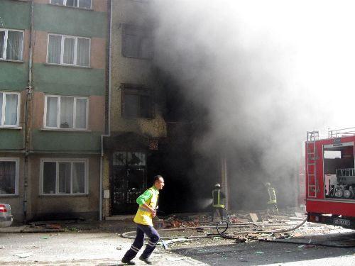 Eskişehir'de 3 katlı bir apartmanda meydana gelen patlama sonucu yangın çıktı. İtfaiye erleri yangını söndürmeye çalışırken yaralıları da hastanelere taşındı..