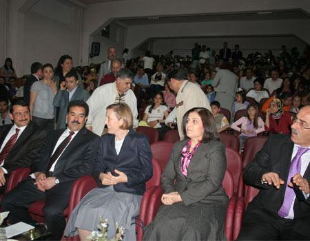 Kadın ve aileden sorumlu Devlet Bakanı Selma Aliye Kavaf, Ankara'daki çeşitli sosyal hizmet kurumlarını habersiz ziyaret ederek, incelemelerde bulundu. Habersiz ziyaretler sürecek.