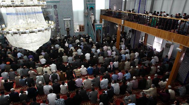 Diyanet İşleri Başkanı Mehmet Görmez, Siirt'te cuma namazı kıldırdı. Vazında Müslüman olarak doğmanın büyük bir nimet olduğunu ifade eden Görmez, iman kardeşliğine vurgu yaptı.