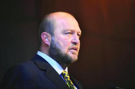 MUSTAFA KOÇ!!!
Koç Holding Yönetim Kurulu Başkanı Mustafa Koç, Beykoz Kanlıcadaki Nuri Paşa Yalısında oturuyor. Abdülhamidin subaylarından Nuri Paşa tarafından 1895te yaptırıldığı tahmin edilen yalıda, uzun yıllar Rahmi Koç yaşamıştı. Rahmi Koç Kandillideki Kont Ostrorog yalısına taşınınca bu yalı oğlu Mustafa Koça kalmıştı. İki katlı ahşap yalının değerinin 80 milyon dolar civarında olduğu belirtiliyor.