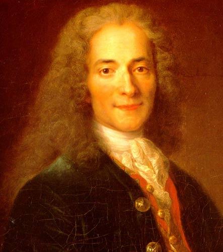 Voltaire Kuran tercümesini Kral II. Friedrice sunarken Anlaşılması zor, her sayfası sağlıklı insan zihnine dehşet veriyor diyordu. 
1753 yılında ise şunları yazıyordu: Kuran Tevratı veya İncili taklit eden bir tarih kitabı değildir.  Sadece kanun kitabı da değildir. Kuran, Musanın 3. ve 4. Kitabına da benzemiyor, Kuran şiir veya şarkı da değildir.Kıyamet üslubunda peygamberimsi veya mecazi vizyonlu bir eser de değildir. Kuran, sayılan tüm bu özelliklerin harmanlaşmış bütünüdür.  Vaaz külliyatıdır ki içinde bazı hakikatler, geniş görüşlülük (vizyon), ilahi vahiy, dini ve dünyevi hukuk kanunları da bulunuyor.