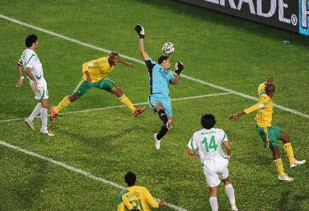 FIFA Konfederasyon Kupası'nın açılış maçında Güney Afrika ile Irak 0-0 berabere kaldı. Güney Afrika maçın 83. dakikasında öyle bir gol kaçırdı ki talihsiz futbolcu bile 'o an ölmek' istedi.