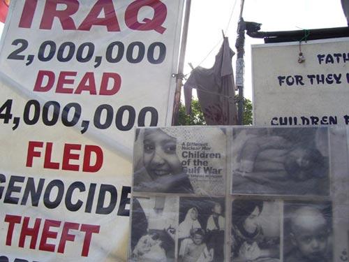 İngiliz Hükümeti'nin baş edemediği protestocu Brian Haw çadırın yanına diktiği Filistin ve Irak bayraklarıyla kendi deyimiyle diktatörlüğe karşı mücadele ediyor.