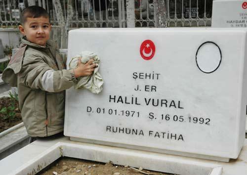 Arefe günü şehitlikler doldu, taştı