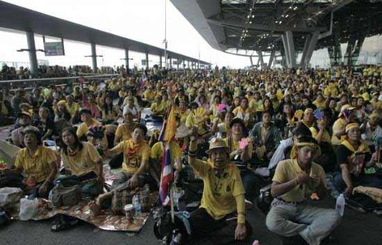 Tayland'ın başkenti Bangkok'ta havaalanını göstericiler işgal etti