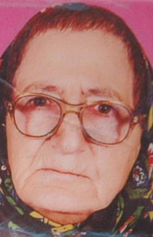 <p>Sona Polat, 48 yıl önce dul kalınca tacizinden korunmak için saçlarını kestirip, erkek kıyafeti giydi. Çevresinde 'Suna Dede' olarak anılan Suna Polat, hayatını çeşitli işlerde çalışarak sürdürdü. Çocuksuz olan ve son dönemlerinde Sosyal Yardımlaşma ve Dayanışma Vakfı'ndan yardım alan Sona Polat, bir süre önce rahatsızlandı ve önceki gün komşularını tarafından kaldırıldığı hastanede kurtarılamadı. Polat, Abdurrahman Gazi Mezarlığı'nda defnedildi.