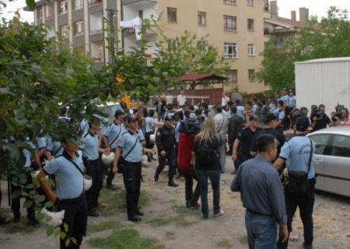 Ankaranın Keçiören ilçesindeki bir okulda üzerinde "sahte oy pusulası" bulunduğunu öne sürülen 5 kişi, CHP ve MHPli bir grup tarafından linç edilmeye çalışıldı.