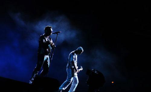 DÜNYANIN EN BÜYÜK POP YILDIZLARINDAN BİRİ OLAN BONO, İSTANBUL'DA BİR KONSER VERDİ. FOTOĞRAF: ABDULLAH COŞKUN