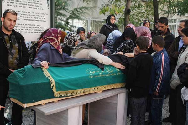 Evleneceği kızın babası tarafından vurularak öldürülen Ebubekir Karakaş son yolculuğuna uğurlandı. Karakaş'ın tabutunun üzerine yarın giymek için aldığı damatlık konuldu.