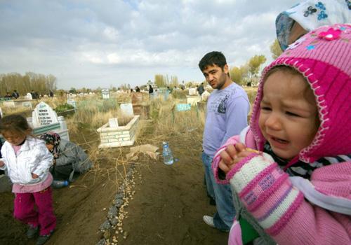 Van'ın Erciş ilçesinde yaşanan depremde hayatını kaybedenler Kurban Bayramı'nın ilk gününde yakınları tarafından mezarları başında dualarla ve gözyaşları içinde anıldı.
