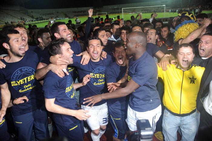 Süper Lig'de 2010-2011 sezonunun şampiyonu olan Fenerbahçe'de, futbolculardan Emre Belözoğlu, Fenerbahçe'nin Türkiye'deki bütün kulüplerin üzerinde bir camia olduğunu iddia etti.