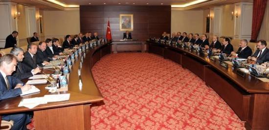 Bakanlar Kurulu, Başbakan Recep Tayyip Erdoğan başkanlığında toplandı. Toplantıya, yeni göreve başlayan bakanlar da katıldı. 27 koltuklu ilk Bakanlar Kurulu'ndan ilk kareler: