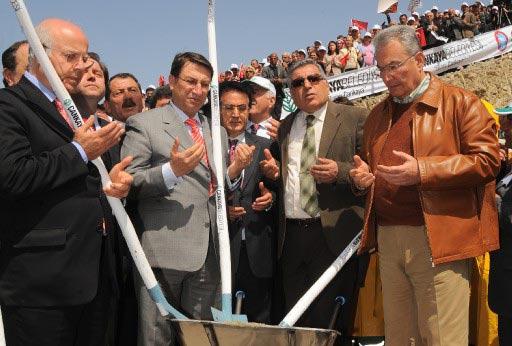 Yaklaşık altı ay önce CHP Genel Başkanı Deniz Baykal'ın temelini attığı ve tüm masraflarını ödemeyi taahhüt ettiği Türkiye'nin en büyük cemevi inşaatı yarım kalınca AK Parti devreye girdi.