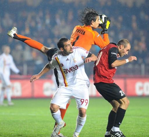 Hafta içinde UEFA'ya veda eden G.Saray, zirve yolunda tüm rakiplerinin puan kaybettiği haftayı mağlubiyletle kapattı.